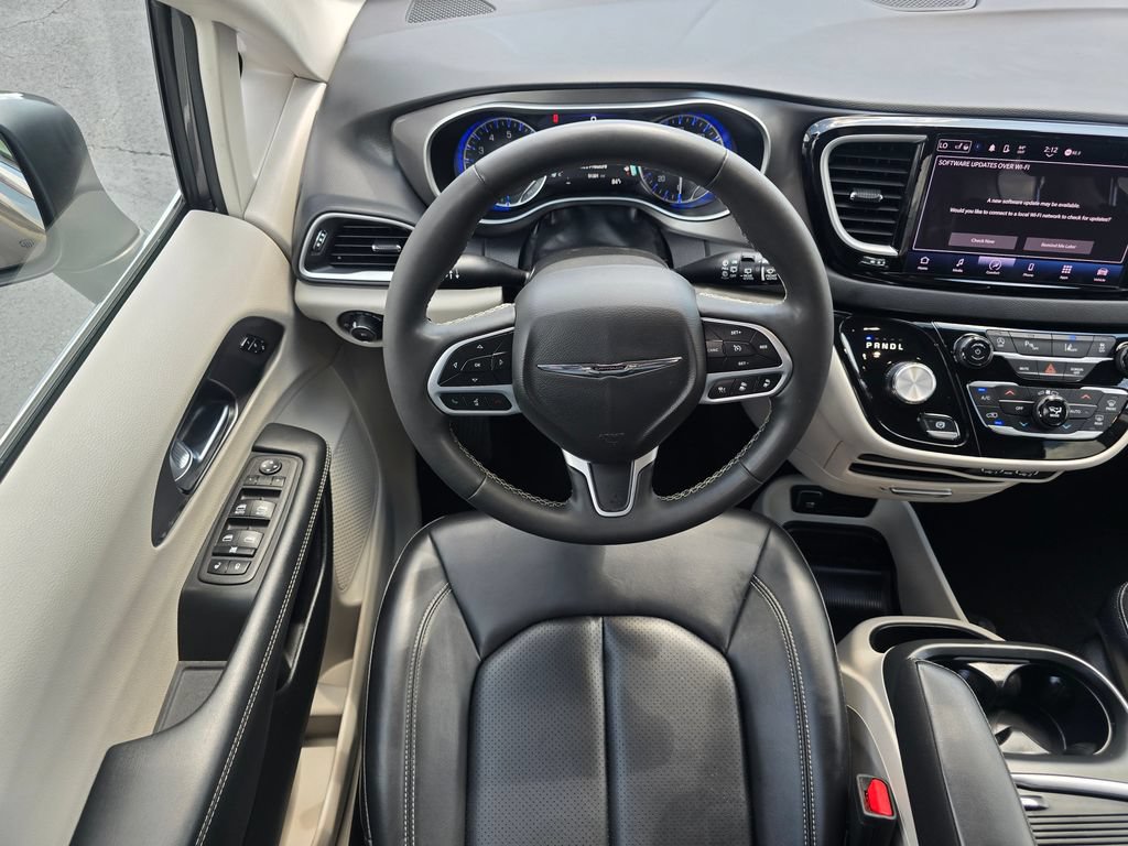 Used 2023 Chrysler Pacifica Touring-L FWD image 17