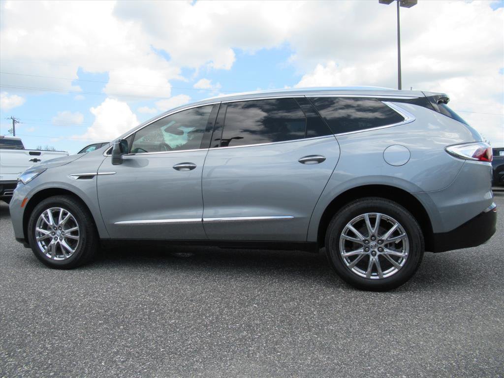 Used 2023 Buick Enclave Essence w/ Experience Buick Package FWD image 4