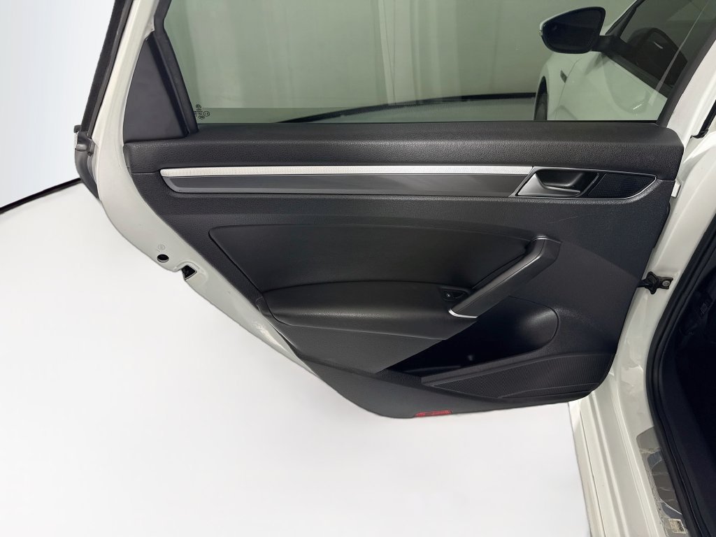 Used 2018 Volkswagen Passat 2.0T R-Line w/ R-Line Lighting Package FWD image 26
