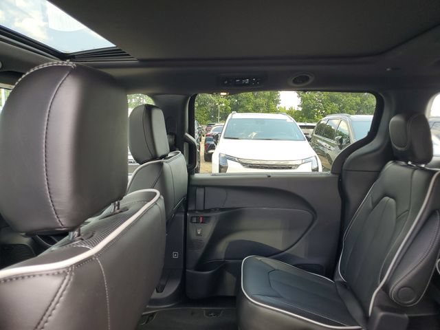 New 2027 Chrysler Pacifica Limited w/ Family Tech Group AWD/4WD image 10