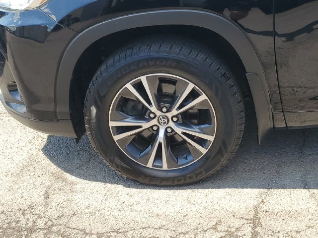 Used 2017 Toyota Highlander Plus AWD/4WD image 8