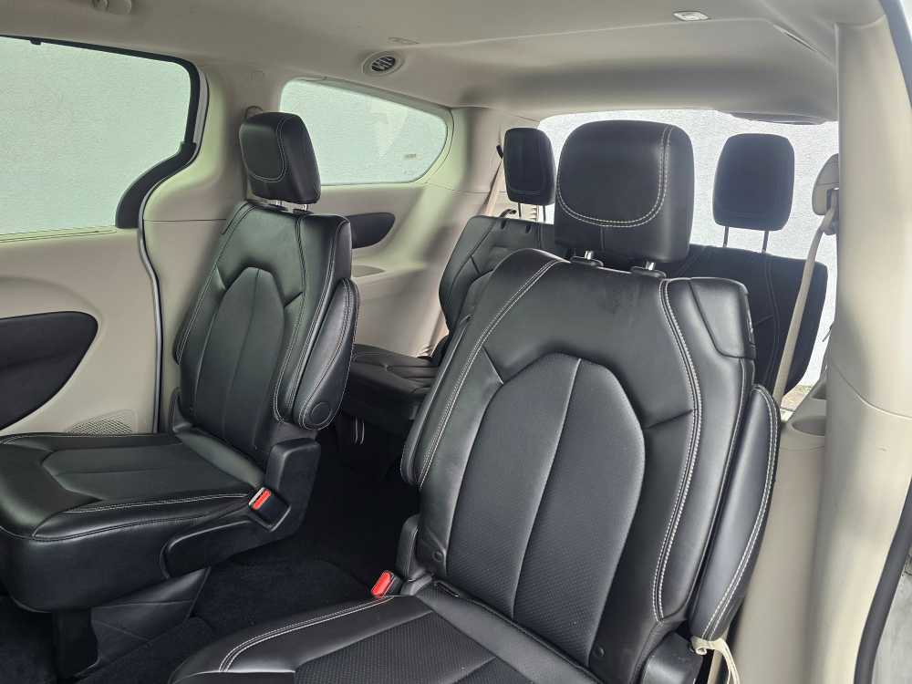 Used 2024 Chrysler Pacifica Touring-L image 15
