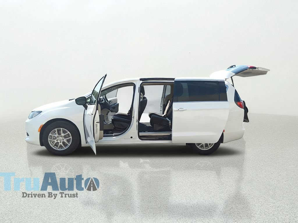 Used 2023 Chrysler Voyager LX FWD image 14