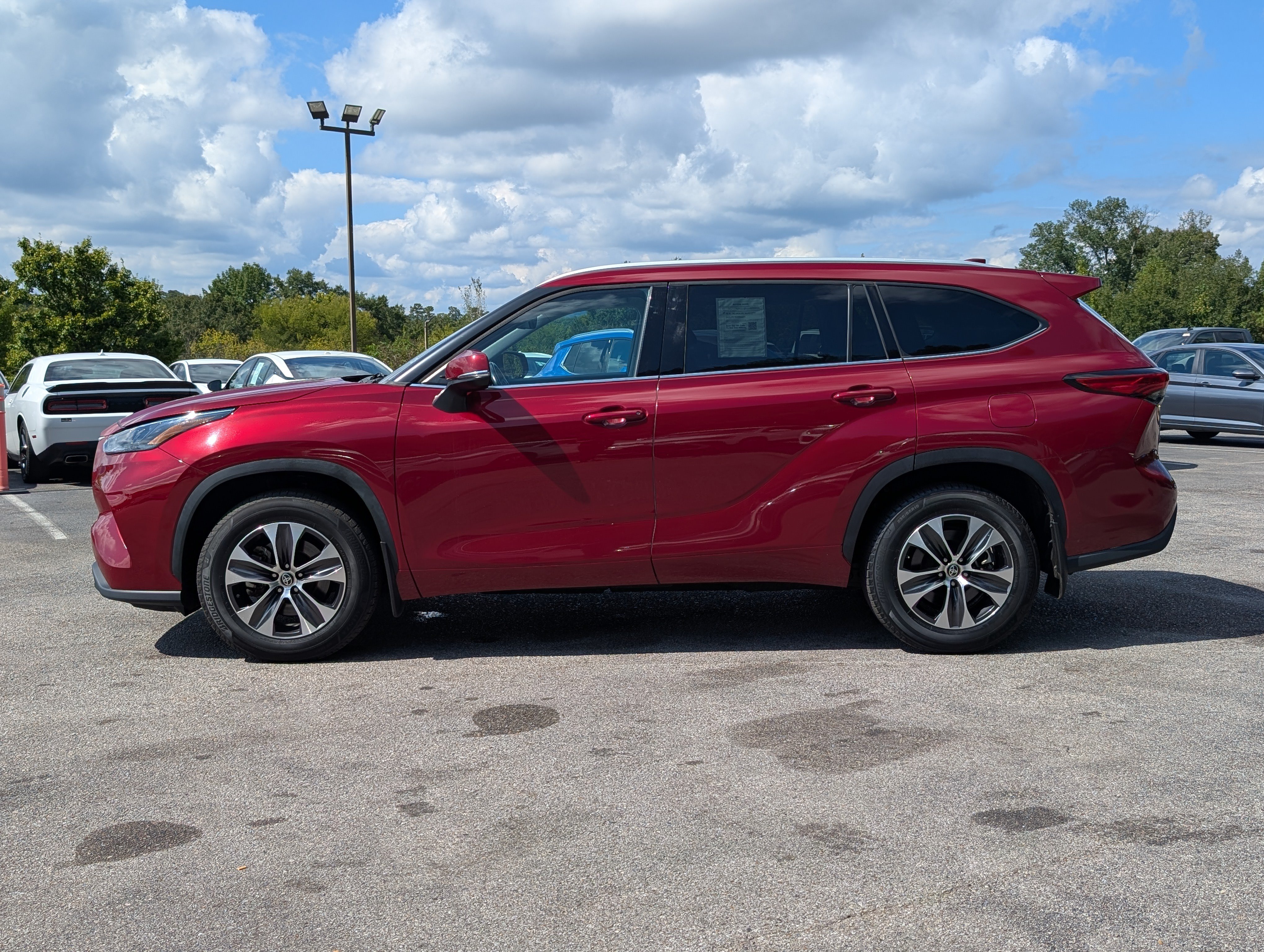 Used 2022 Toyota Highlander XLE AWD/4WD image 6