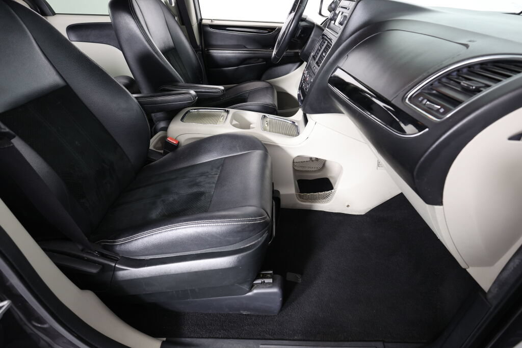 Used 2017 Dodge Grand Caravan SXT FWD image 25