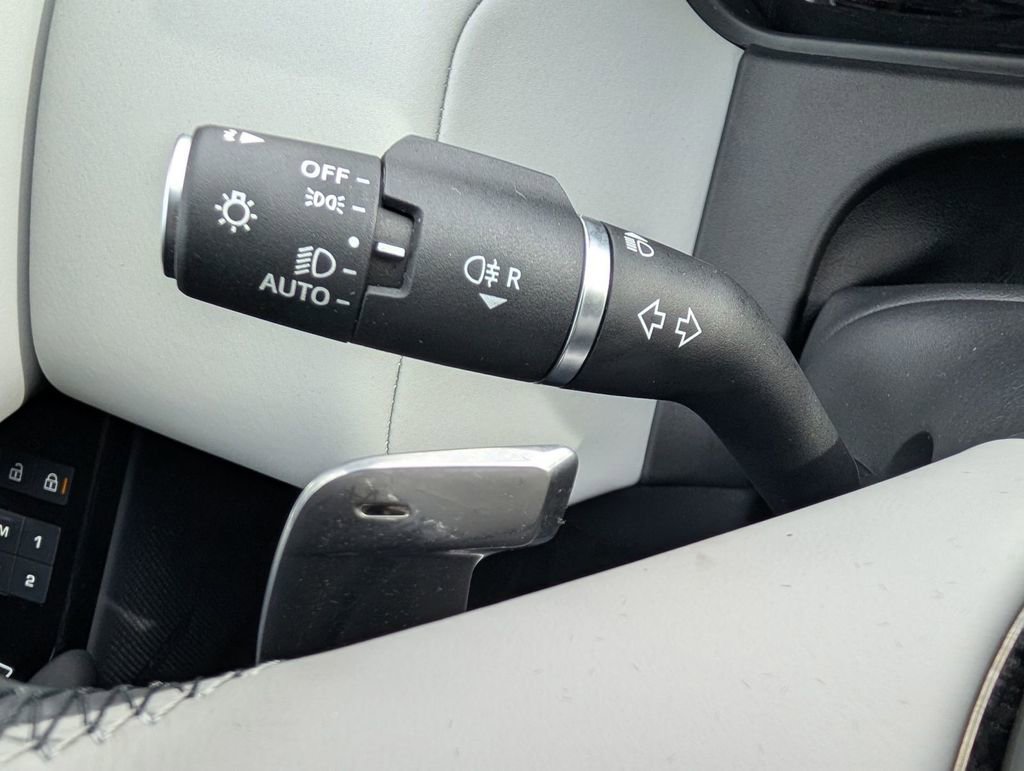 Used 2025 Land Rover Range Rover Velar S image 32