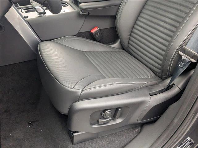 Used 2025 Land Rover Discovery Dynamic SE image 4