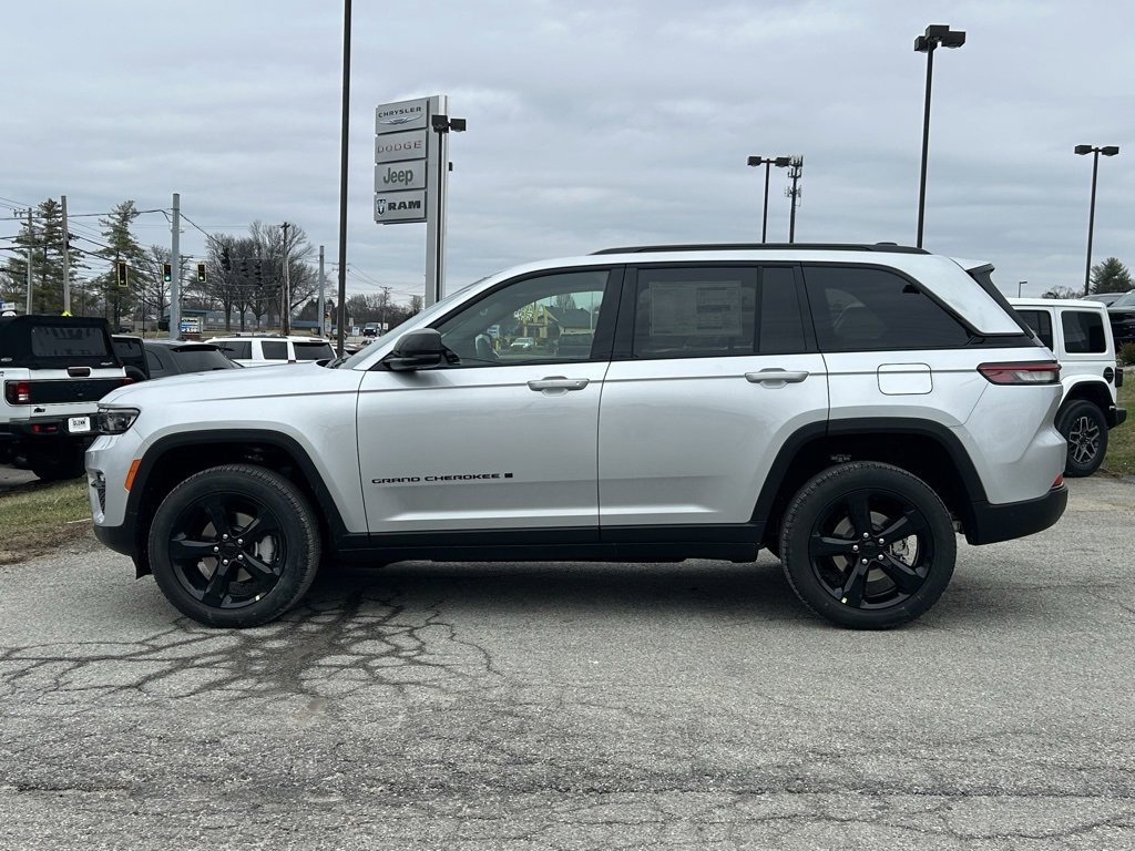New 2025 Jeep Grand Cherokee Limited w/ Black Appearance Package image 11