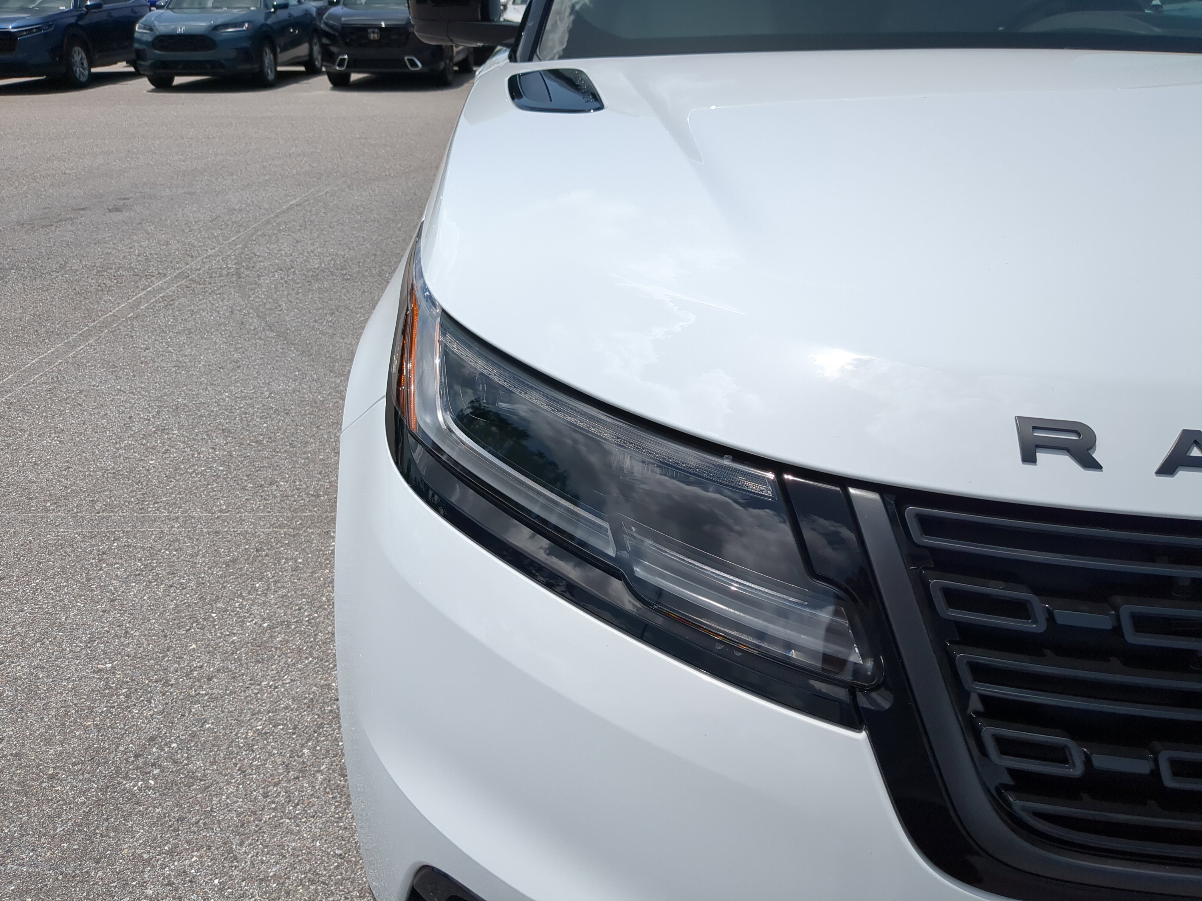 New 2026 Land Rover Range Rover Velar Dynamic SE image 9