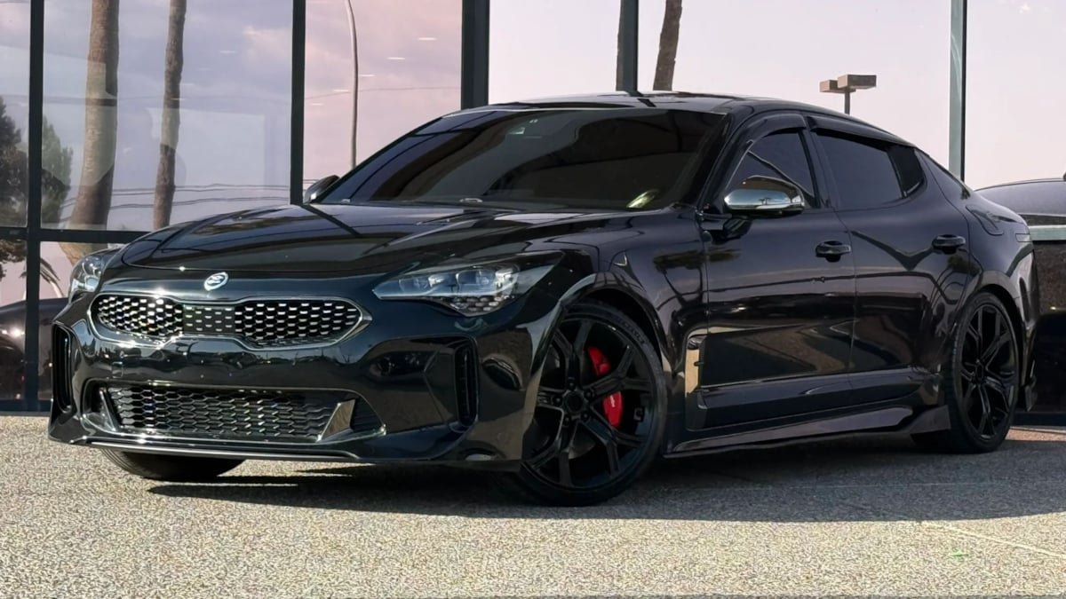 Used 2020 Kia Stinger GT1 RWD image 2
