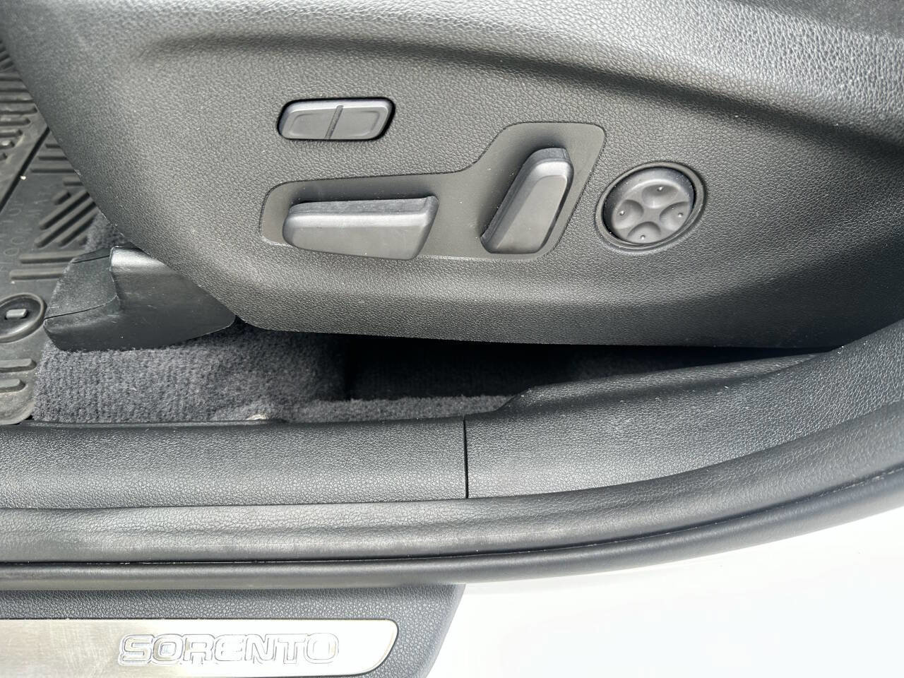 Used 2019 Kia Sorento SX image 5