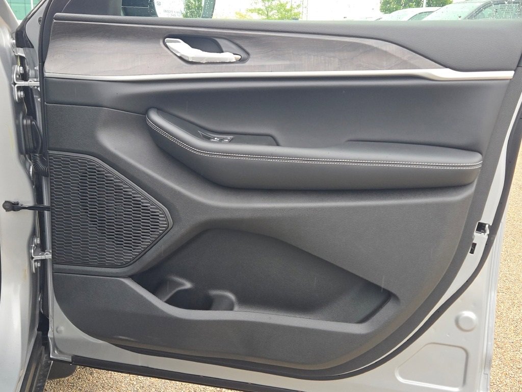 New 2025 Jeep Grand Cherokee Limited w/ MOPAR Finishing Package image 9