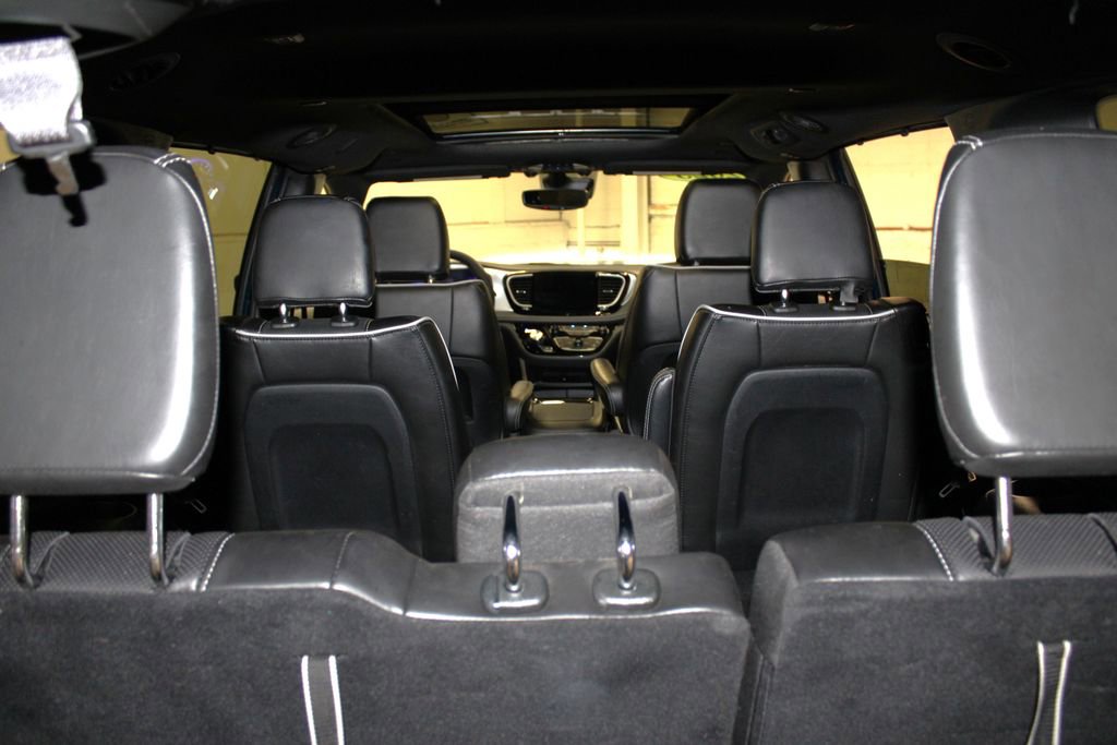 Used 2025 Chrysler Pacifica Limited image 42
