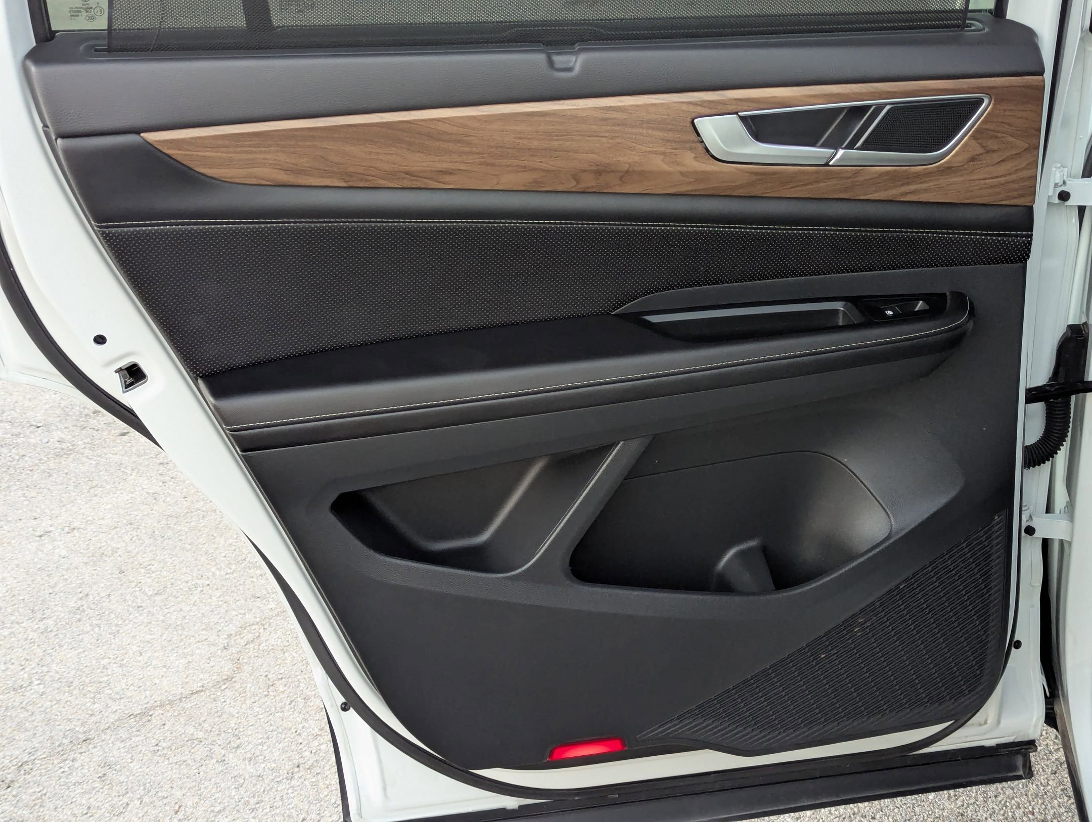 Used 2025 Volkswagen Atlas SE image 16