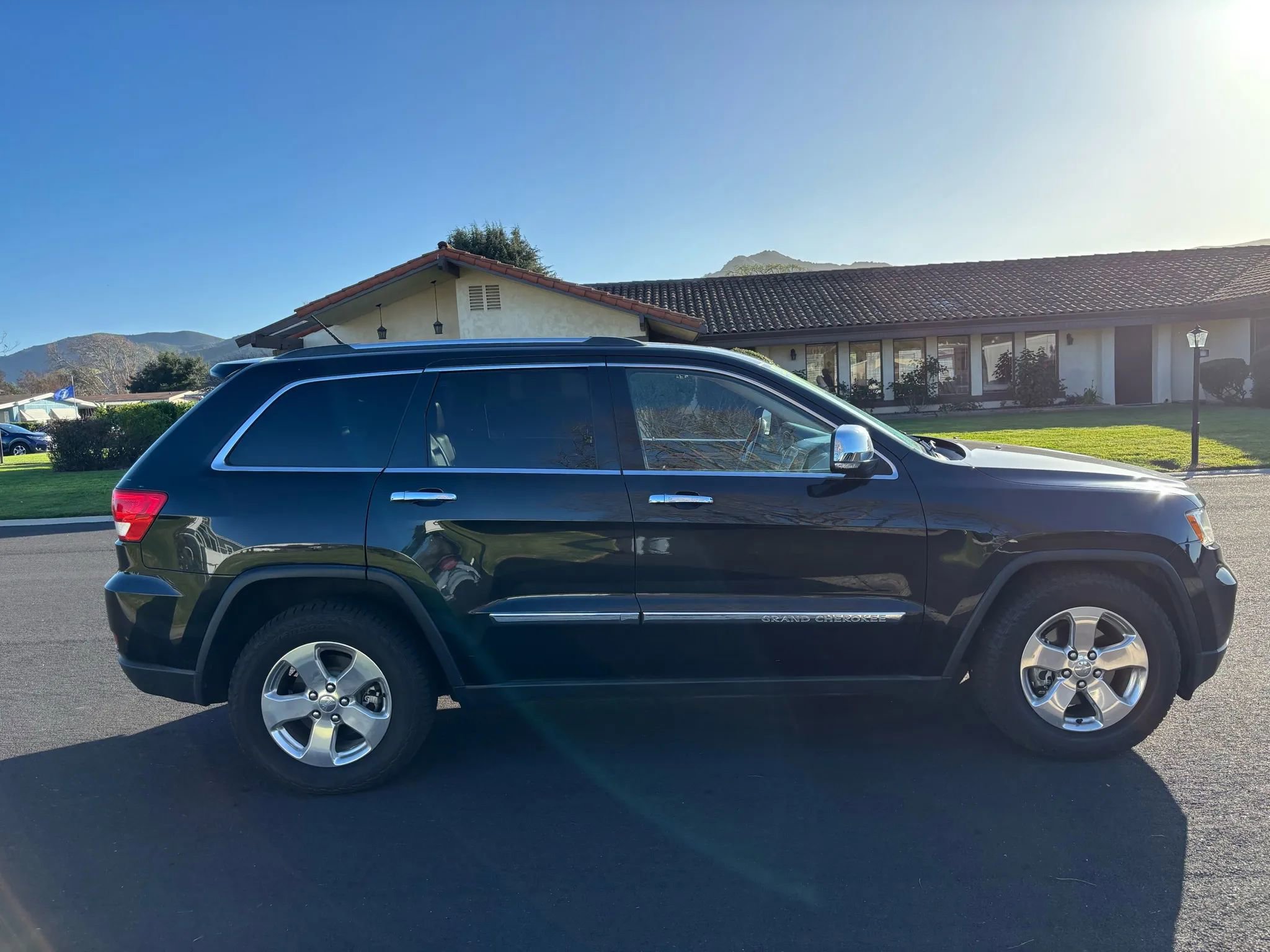 Used 2012 Jeep Grand Cherokee Overland image 3