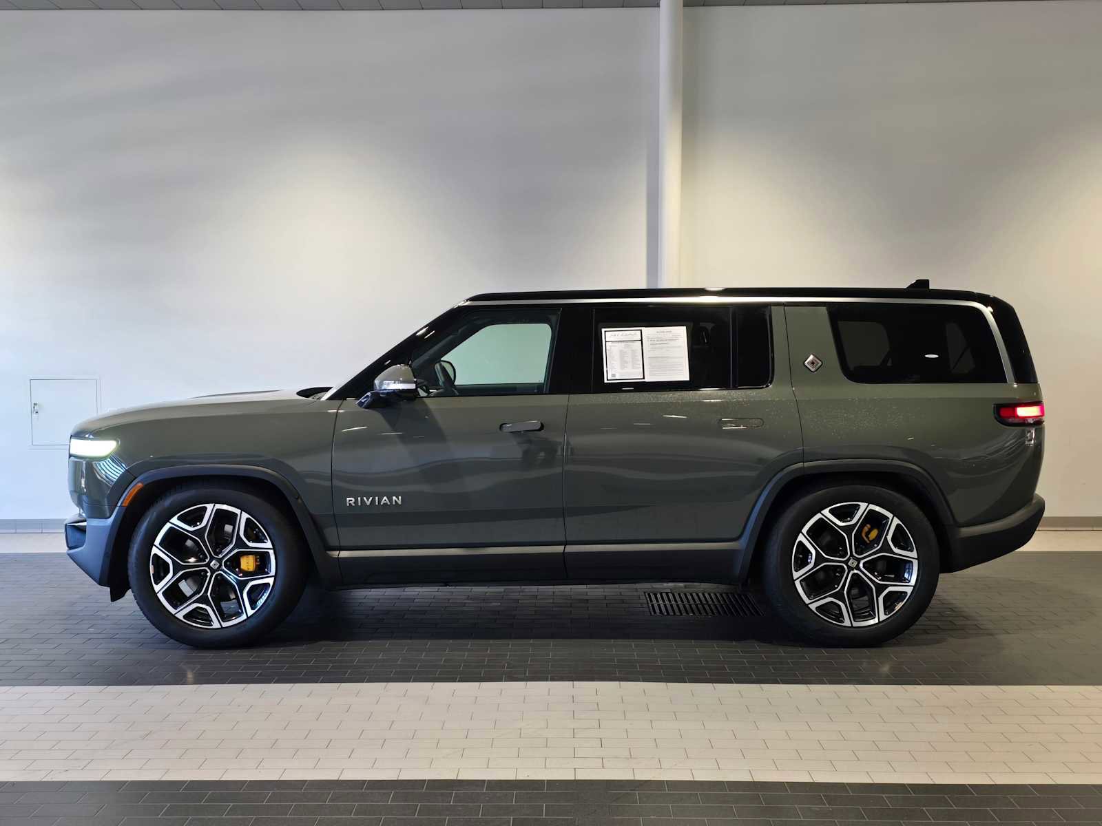 Used 2022 Rivian R1S Launch Edition image 2