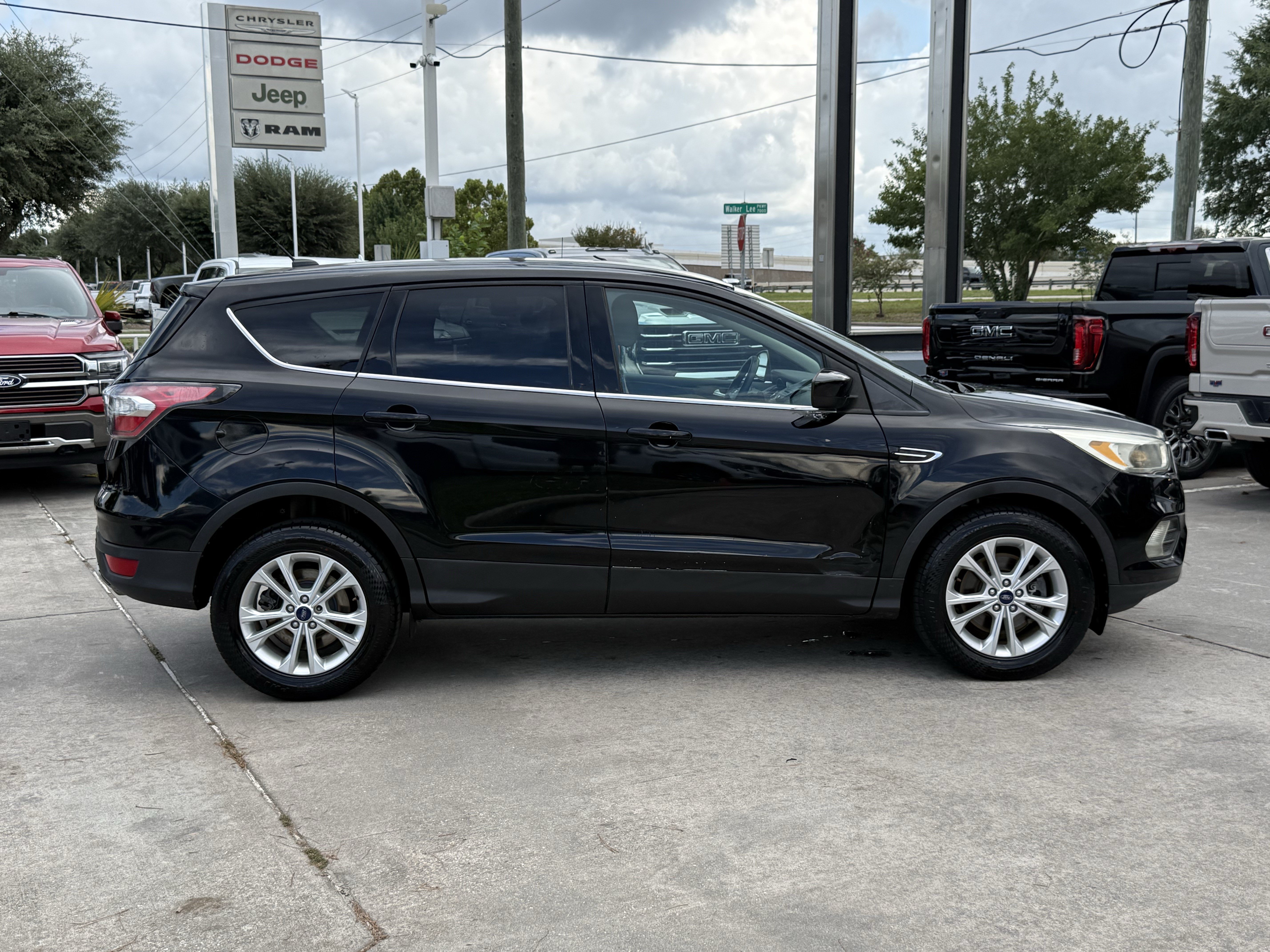 Used 2017 Ford Escape SE FWD image 3