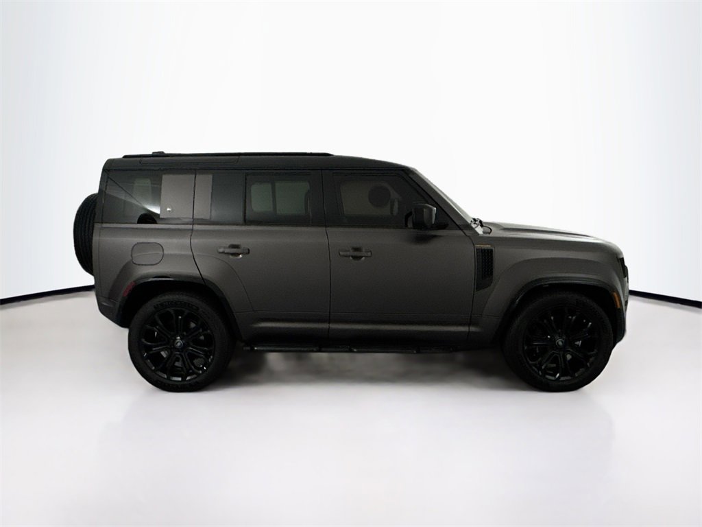 Used 2025 Land Rover Defender 110 image 4
