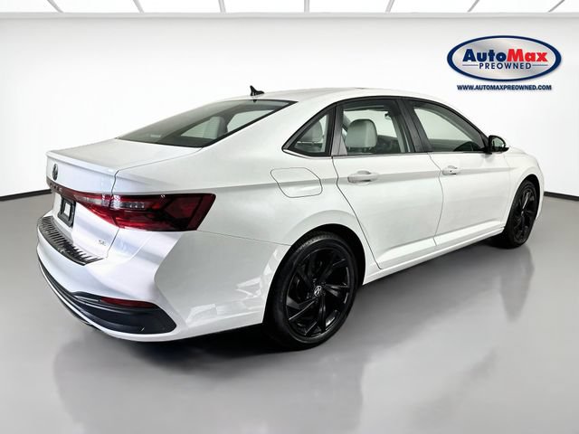 Used 2025 Volkswagen Jetta SE FWD image 2