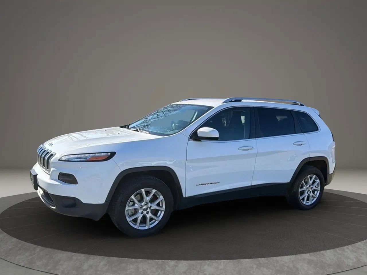 Used 2016 Jeep Cherokee Latitude w/ Cold Weather Group AWD/4WD image 2