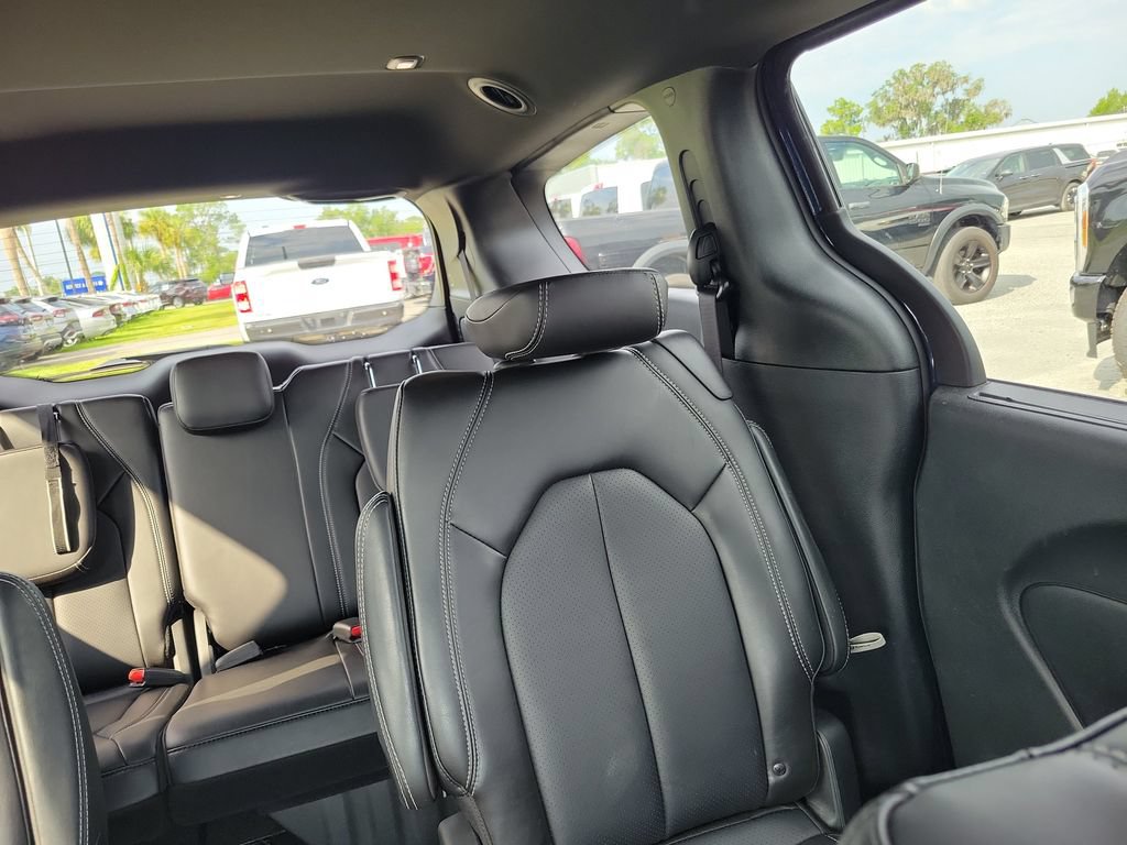 Used 2025 Chrysler Pacifica Select FWD image 17