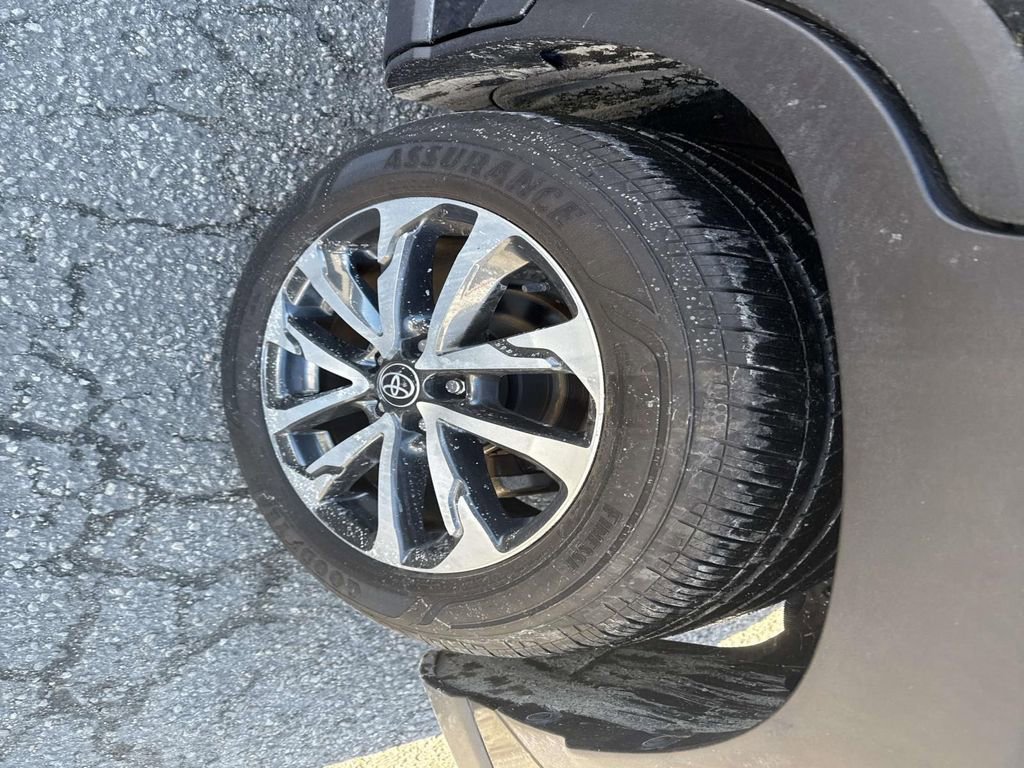 Used 2022 Toyota Corolla Cross XLE image 12