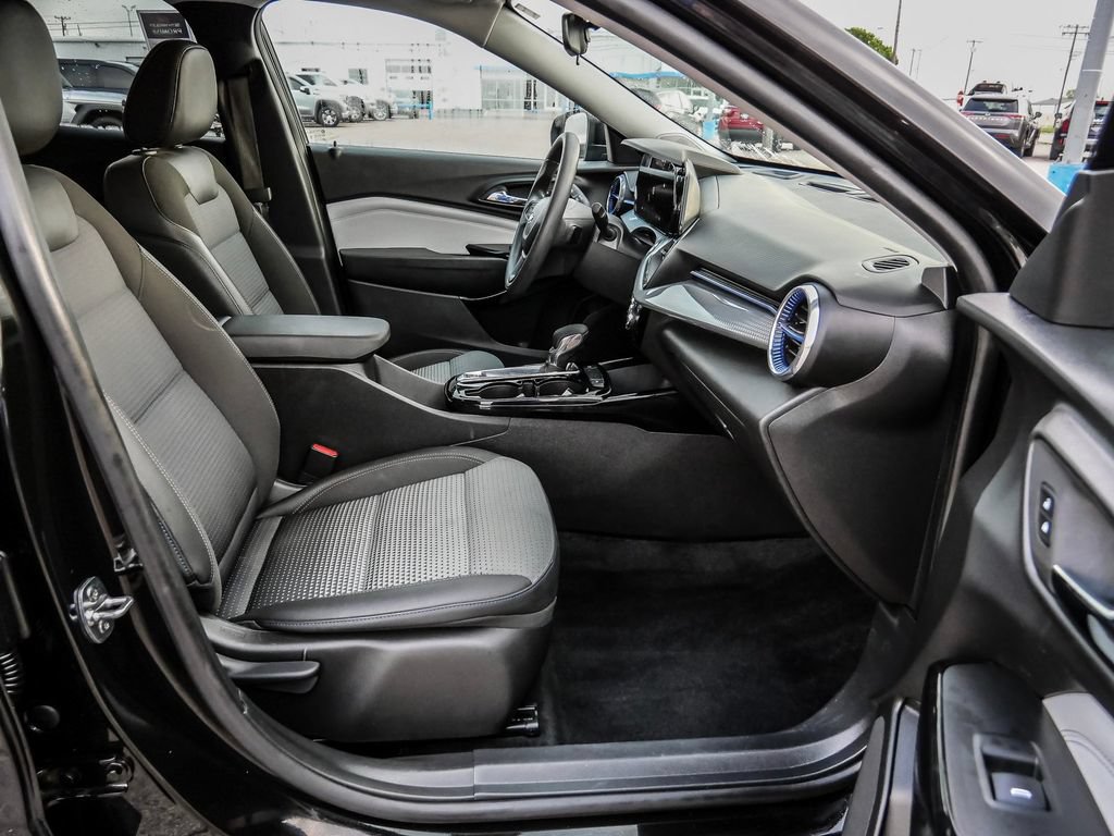 Used 2025 Chevrolet Trax LT FWD image 13