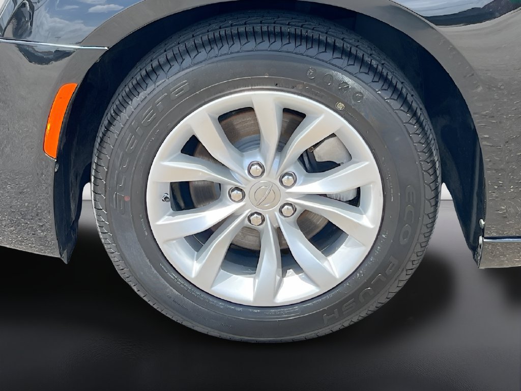 Used 2023 Chrysler 300 Touring RWD image 29