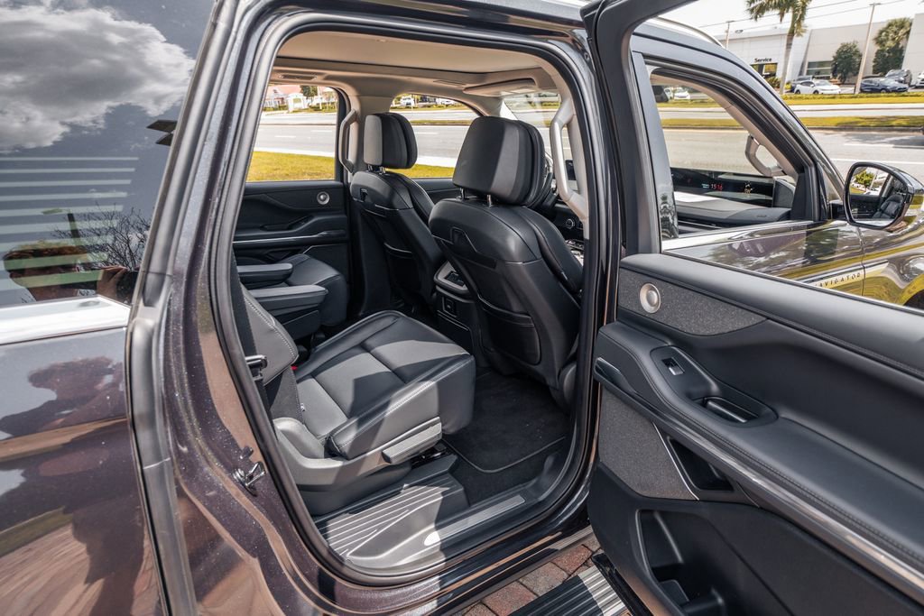 Used 2025 Lincoln Navigator L Reserve image 37