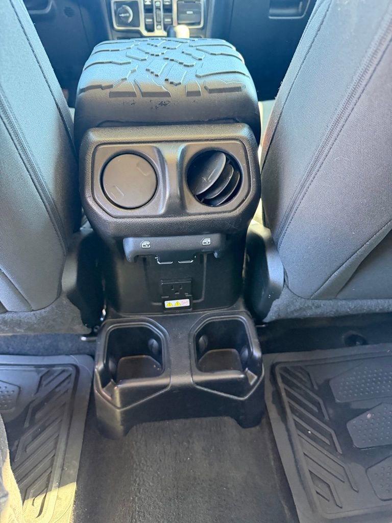 Used 2020 Jeep Wrangler Unlimited Sahara image 10