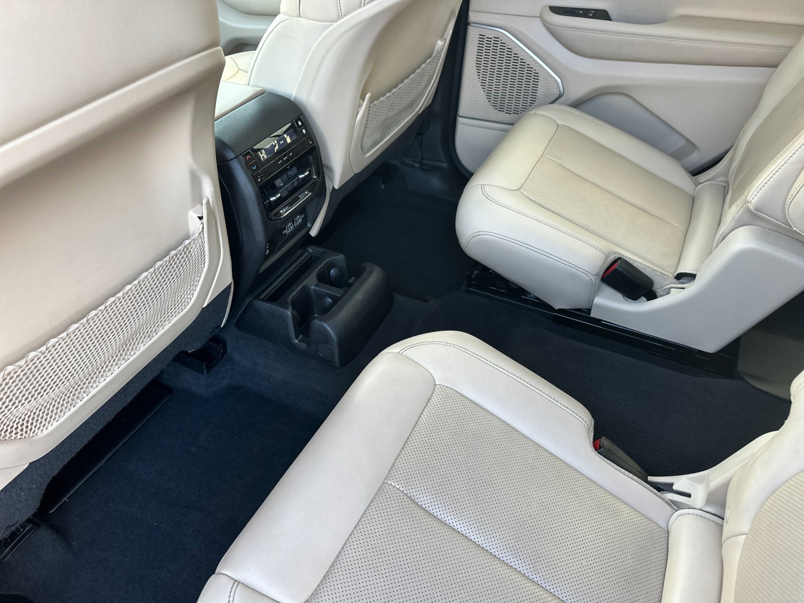 Used 2022 Jeep Grand Cherokee L Limited w/ Luxury Tech Group II image 12