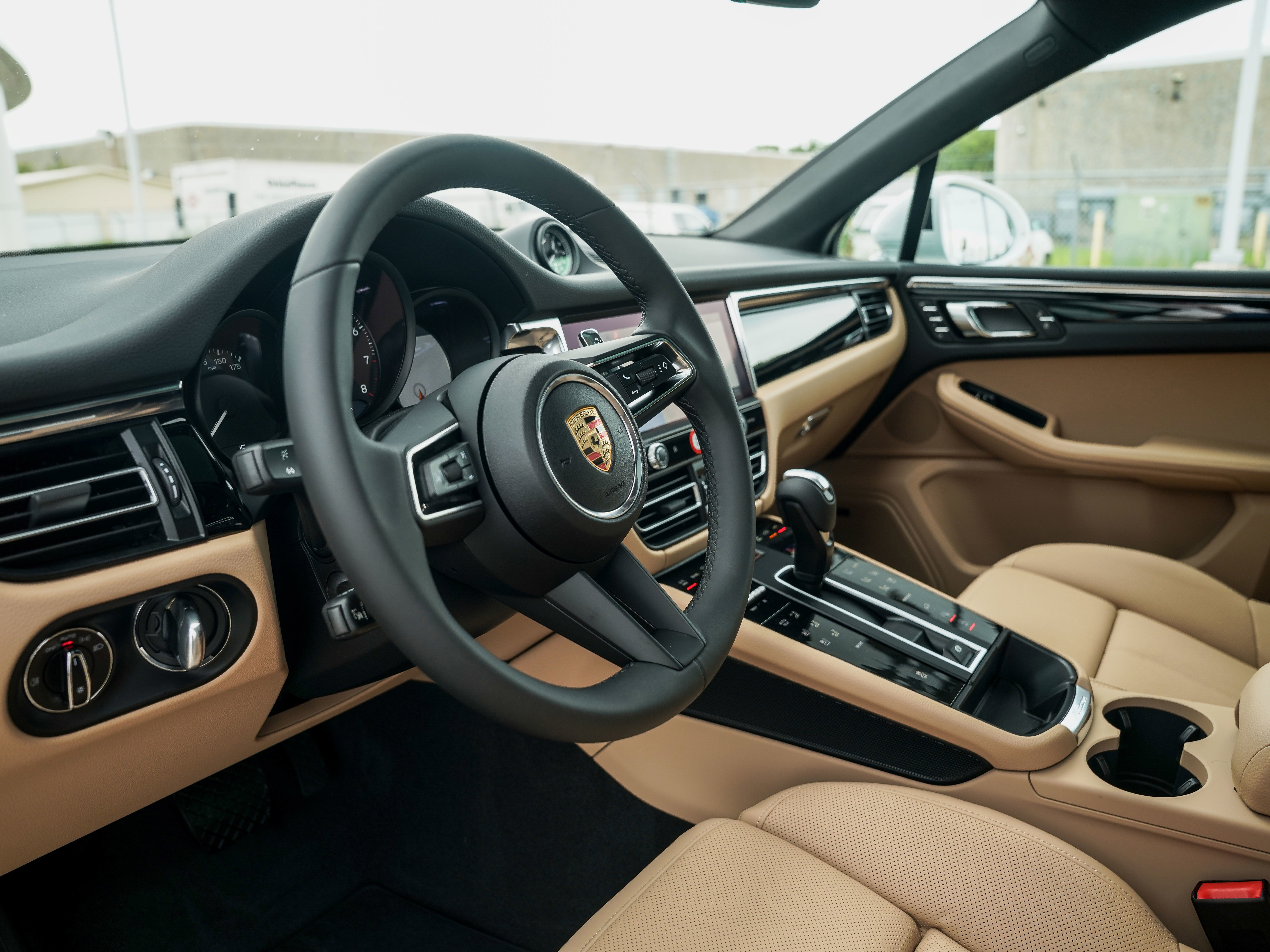 Certified 2025 Porsche Macan image 4