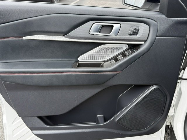 Used 2025 Ford Explorer ST image 11