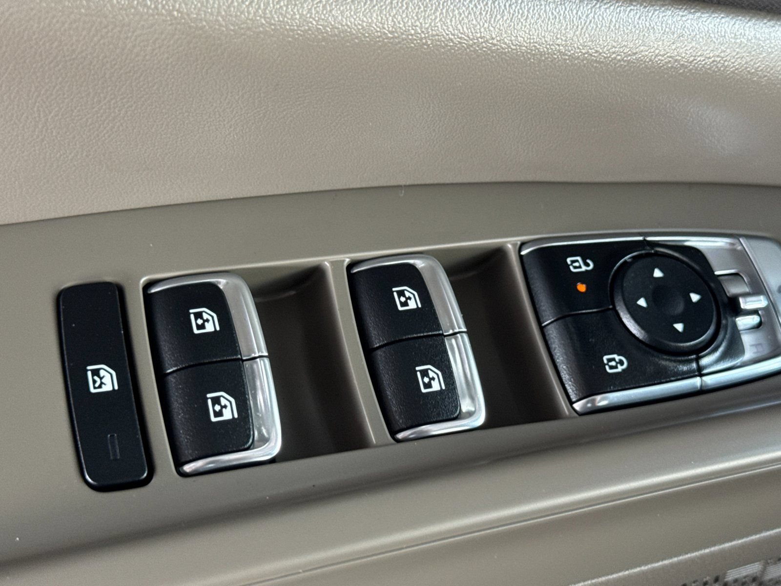 Certified 2026 Kia Carnival SX FWD image 11