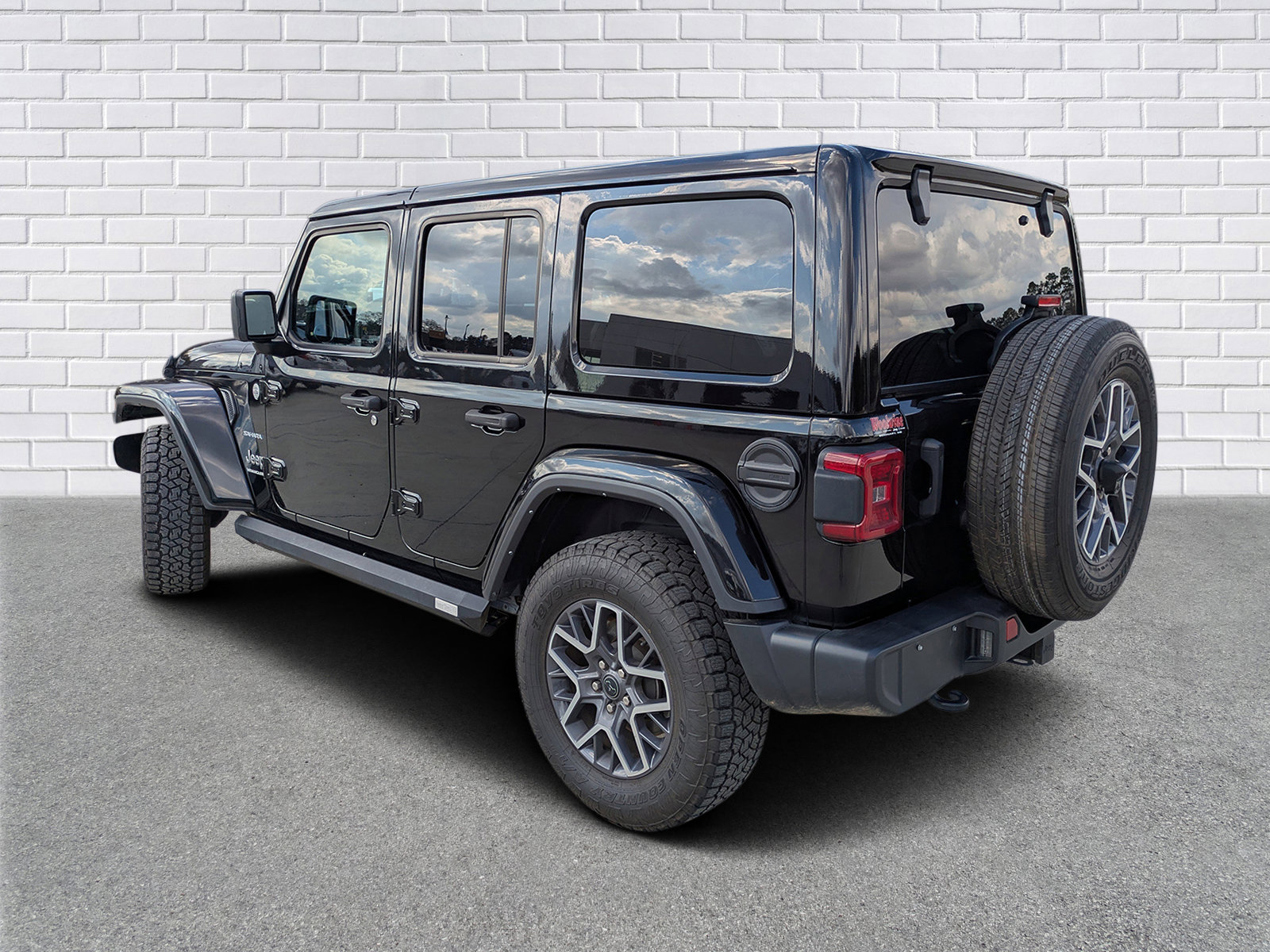 Used 2024 Jeep Wrangler Sahara image 3