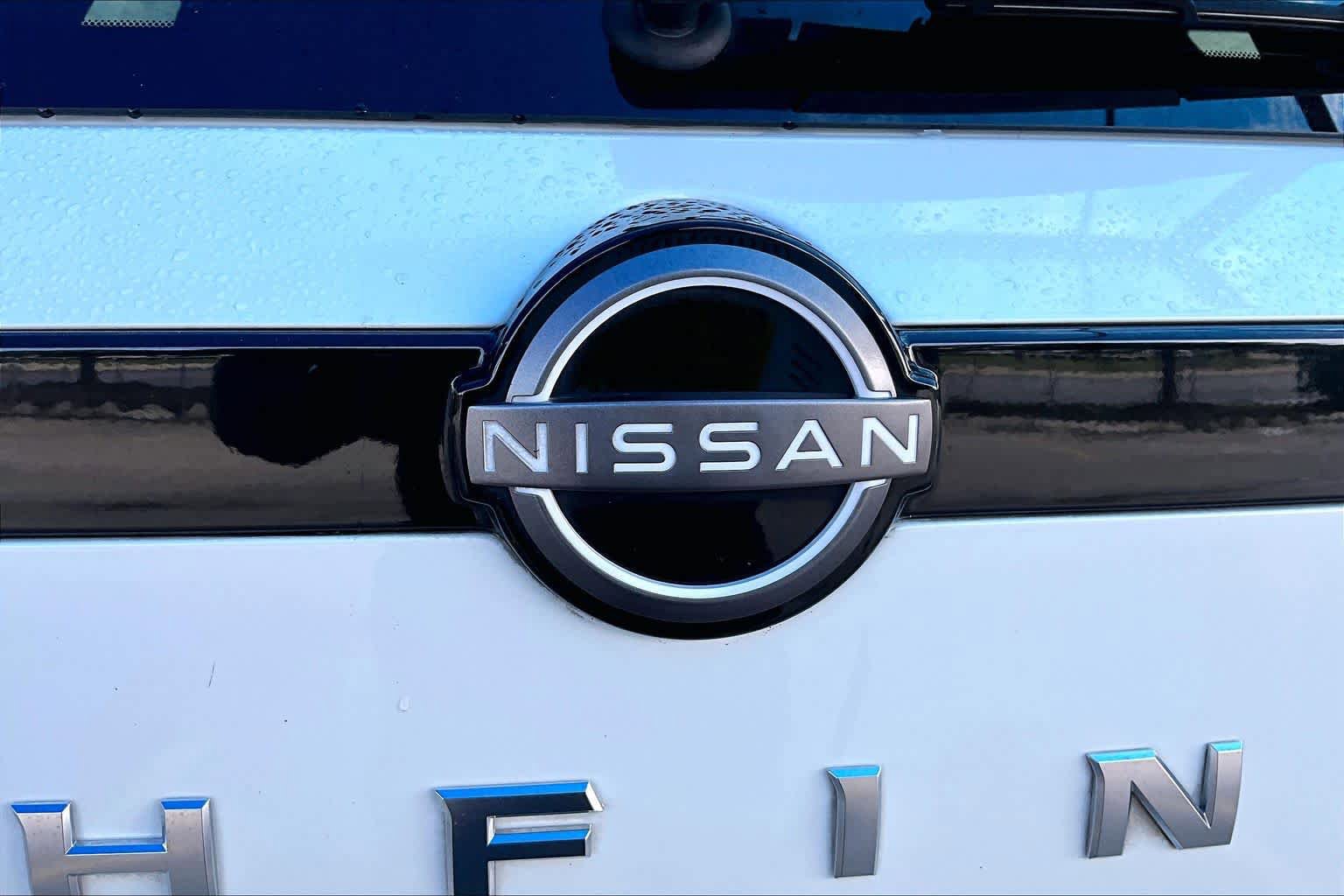 Used 2023 Nissan Pathfinder SL w/ Lighting Package (N92) FWD image 31