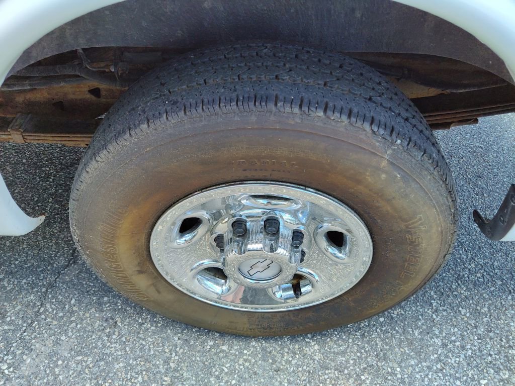 Used 2018 Chevrolet Express 2500 w/ Driver Convenience Package image 24