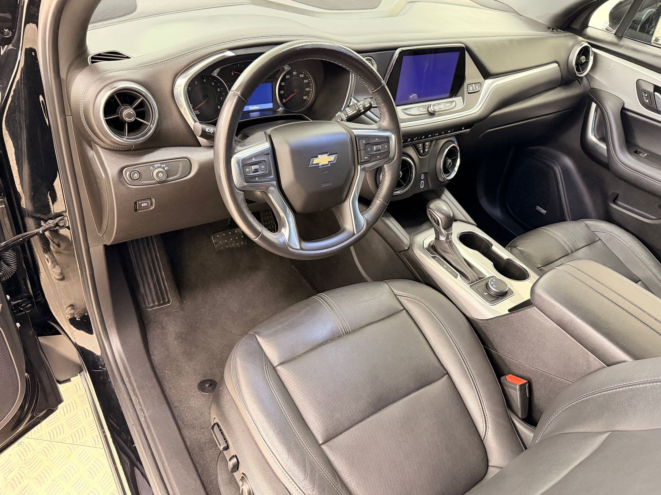 Used 2020 Chevrolet Blazer LT w/ Sound & Technology Package FWD image 4