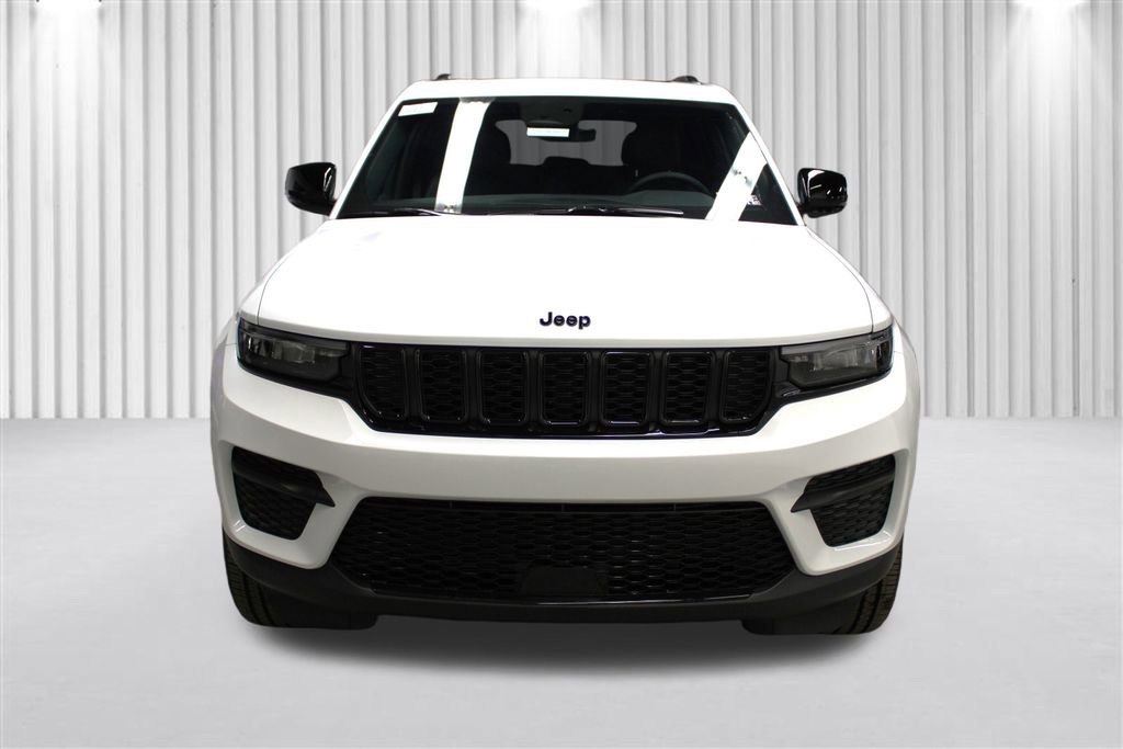 New 2025 Jeep Grand Cherokee Altitude image 40