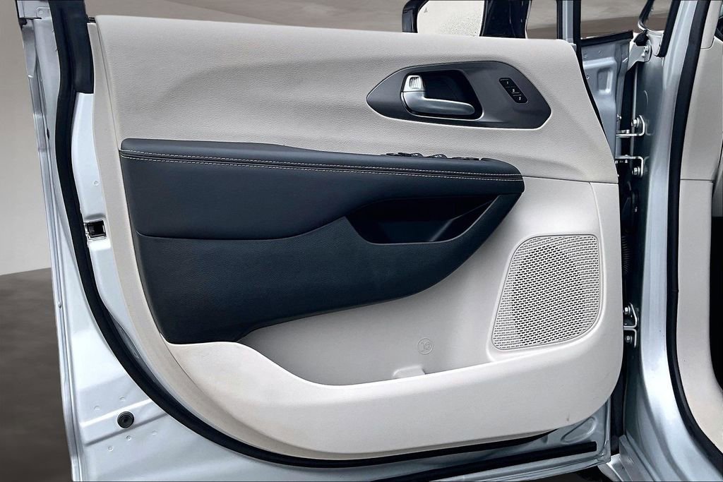Used 2024 Chrysler Pacifica Touring-L image 20