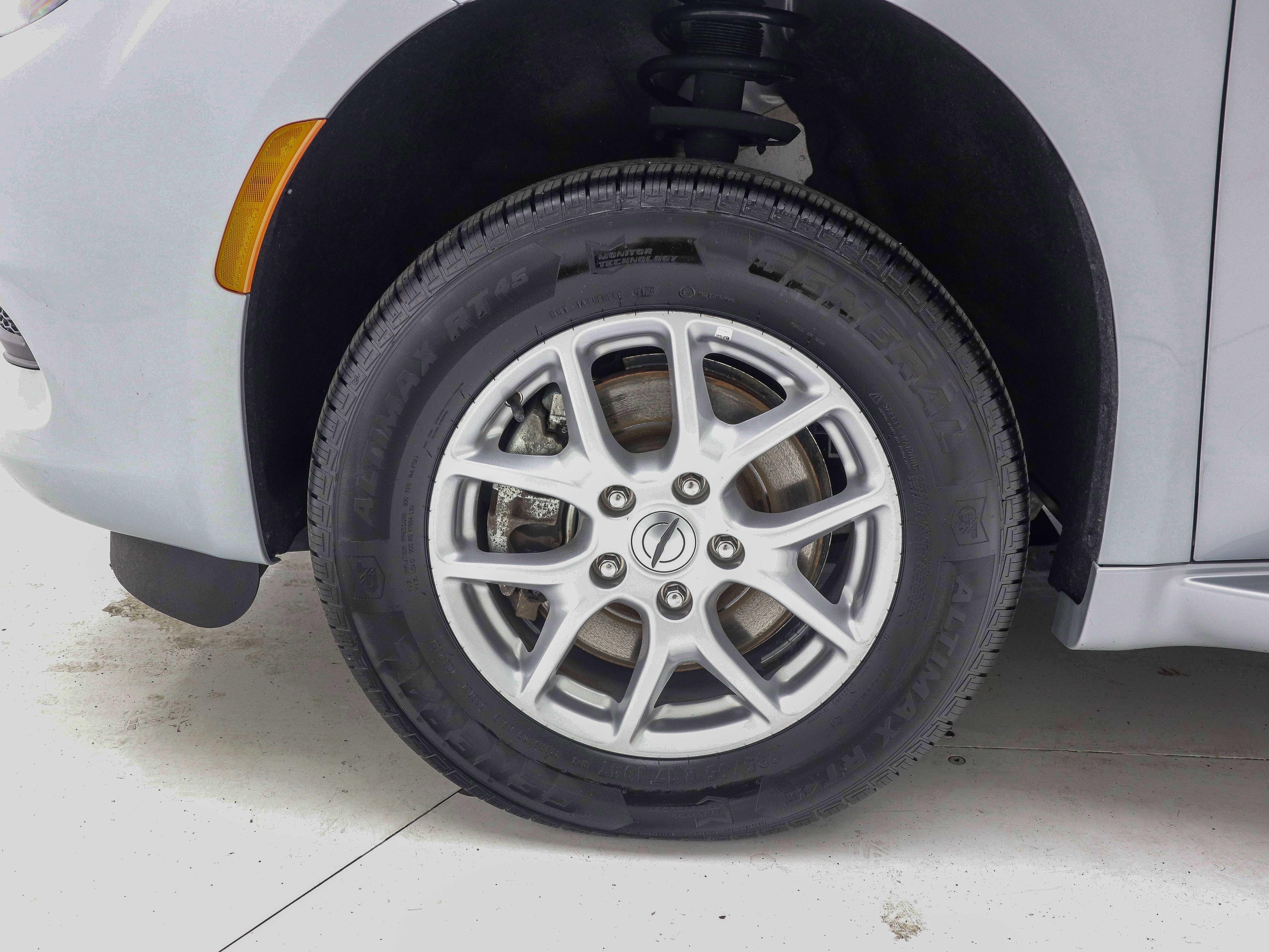 Used 2023 Chrysler Voyager LX image 32