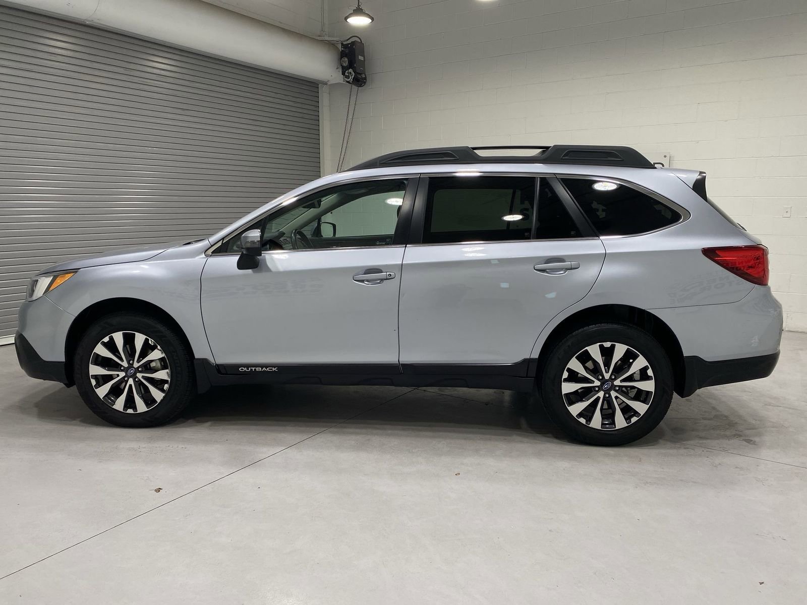 Used 2017 Subaru Outback 2.5i Limited AWD/4WD image 5