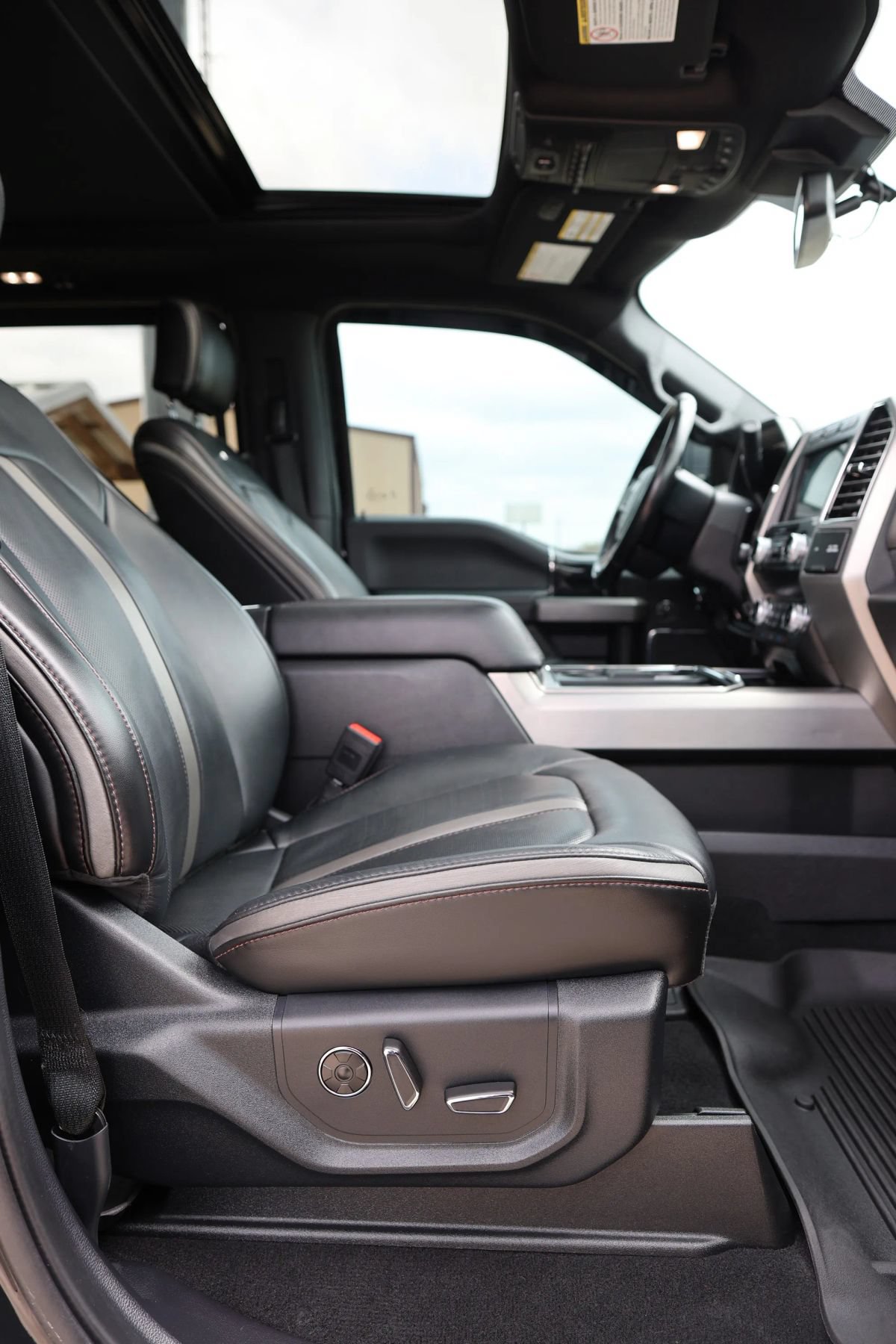 Used 2021 Ford F350 Platinum w/ FX4 Off-Road Package AWD/4WD image 40