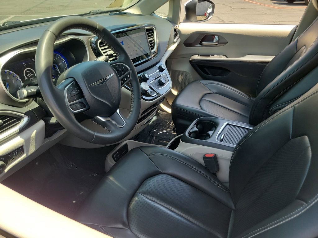 Used 2023 Chrysler Pacifica Touring-L FWD image 3