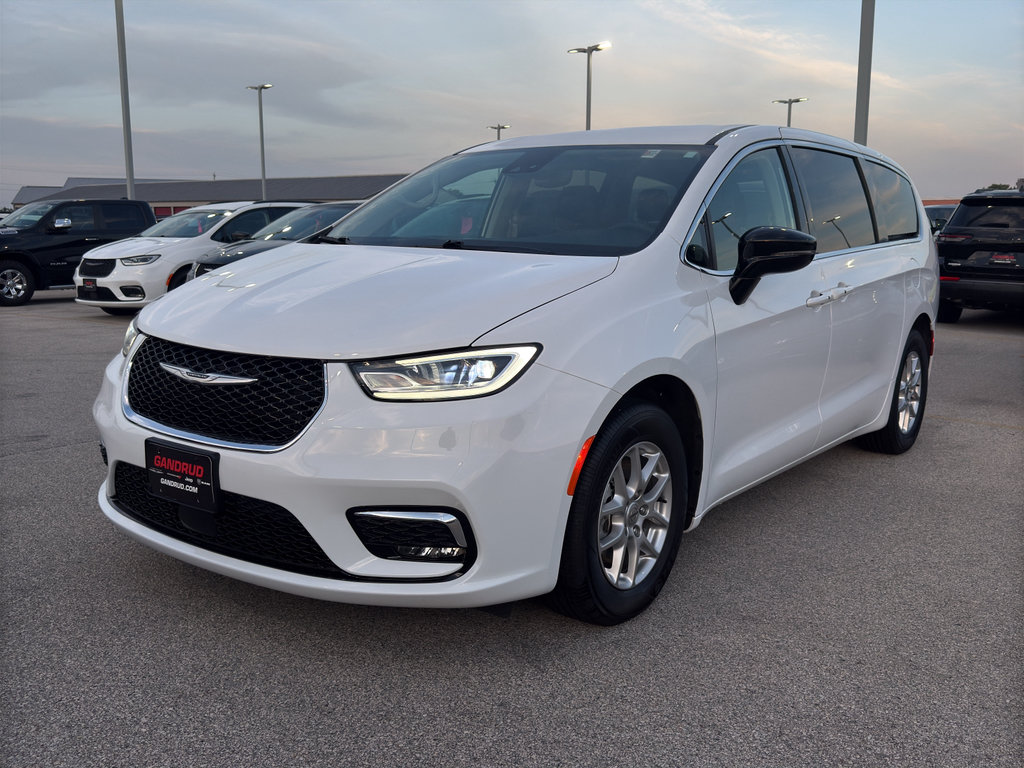 Used 2024 Chrysler Pacifica Touring-L FWD image 2