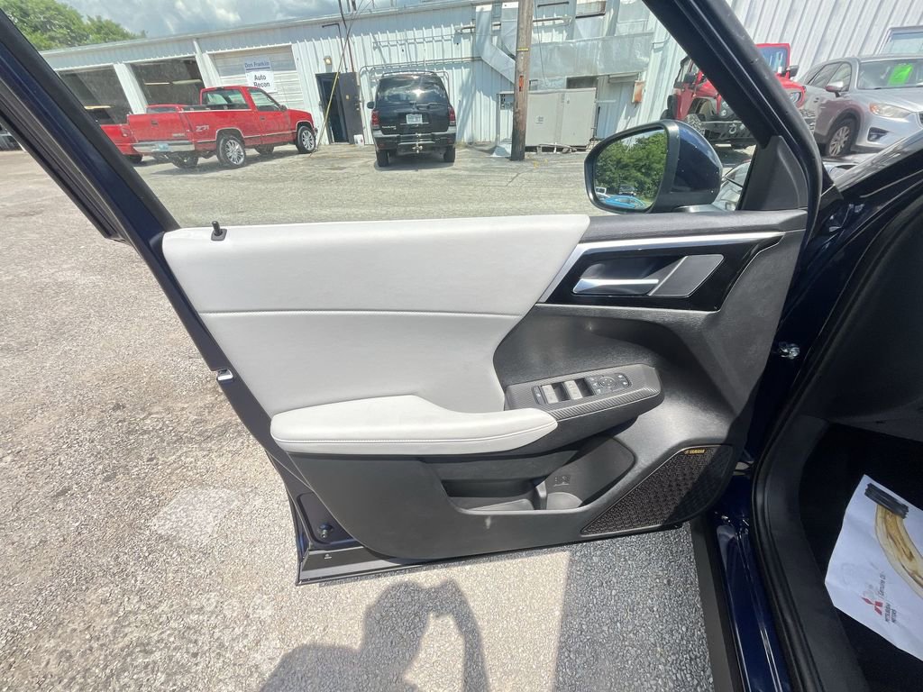 New 2025 Mitsubishi Outlander SE image 13