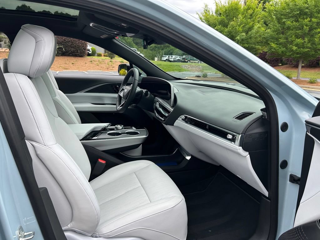 Used 2025 Cadillac Lyriq Sport RWD image 40