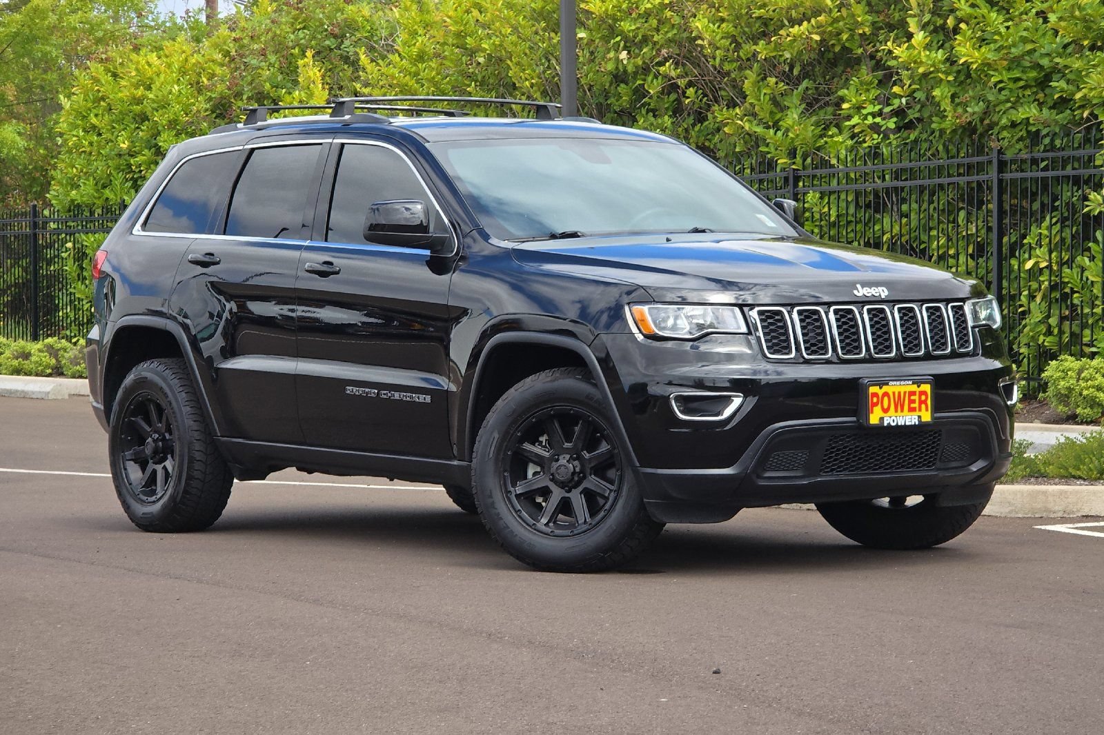 Used 2018 Jeep Grand Cherokee Laredo AWD/4WD image 2