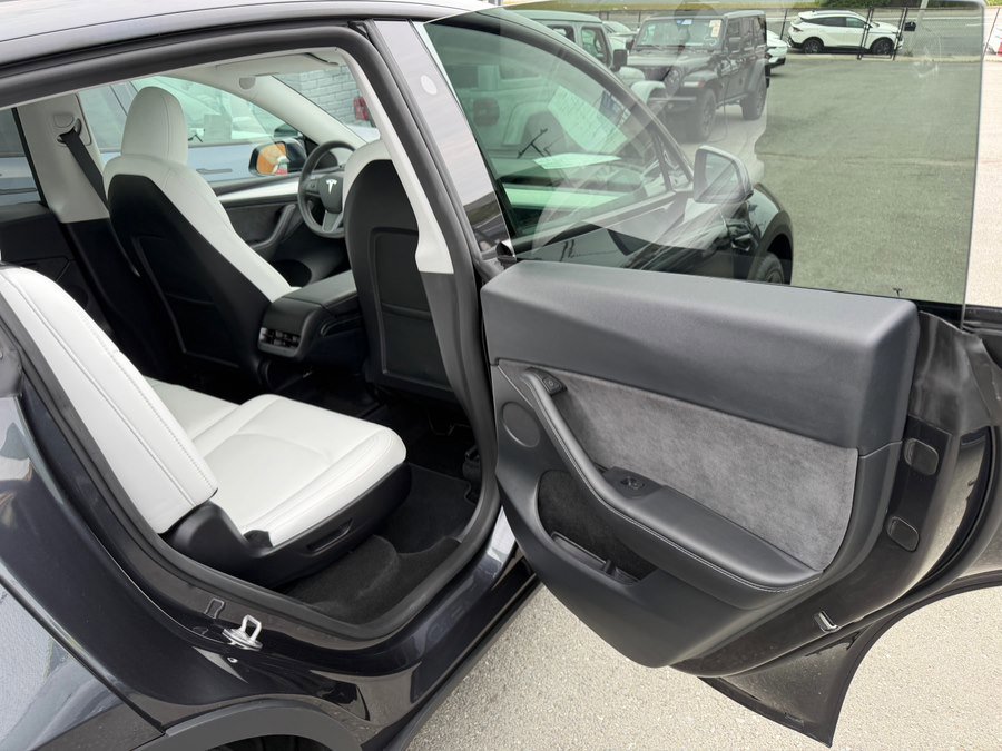 Used 2024 Tesla Model Y Long Range image 37