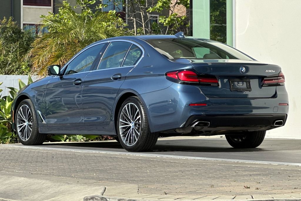 Used 2023 BMW 530e w/ Premium Package image 5